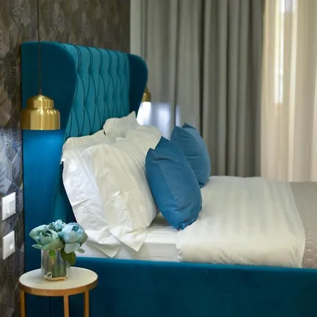 Hotel Capital *